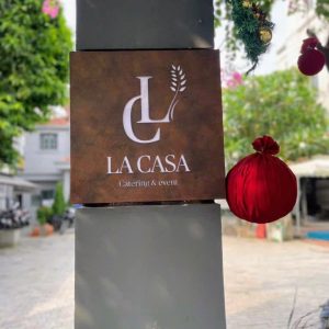 Bảng hiệu Hộp đèn sơn rỉ sét | KHADA Decor