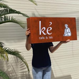 Bảng hiệu Hộp đèn sơn rỉ sét | KHADA Decor