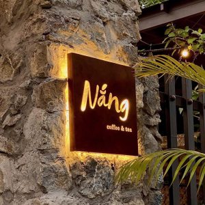 Bảng hiệu Hộp đèn sơn rỉ sét | KHADA Decor