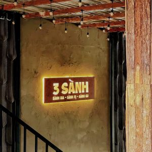Bảng hiệu Hộp đèn sơn rỉ sét | KHADA Decor