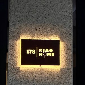 Bảng hiệu Hộp đèn sơn rỉ sét | KHADA Decor