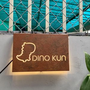 Bảng hiệu Hộp đèn sơn rỉ sét | KHADA Decor