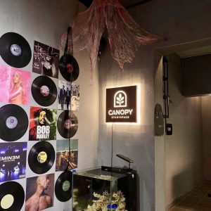 Bảng hiệu Hộp đèn sơn rỉ sét | KHADA Decor