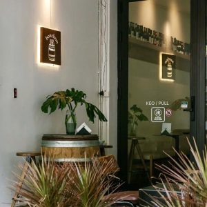 Bảng hiệu Hộp đèn sơn rỉ sét | KHADA Decor