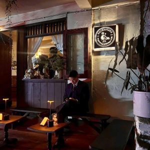 Bảng hiệu Hộp đèn sơn rỉ sét | KHADA Decor