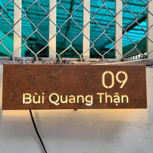Bảng hiệu Hộp đèn sơn rỉ sét | KHADA Decor