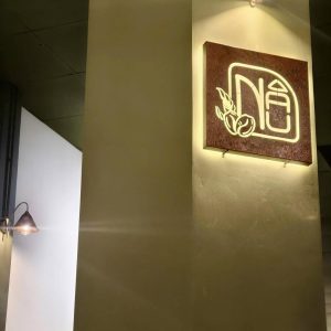 Bảng hiệu Hộp đèn sơn rỉ sét | KHADA Decor