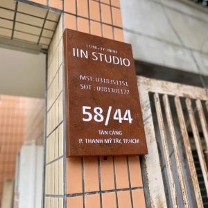 Bảng hiệu Hộp đèn sơn rỉ sét | KHADA Decor