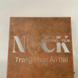 Bảng hiệu Hộp đèn sơn rỉ sét | KHADA Decor