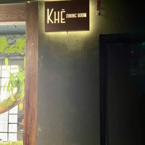 Bảng hiệu Hộp đèn sơn rỉ sét | KHADA Decor