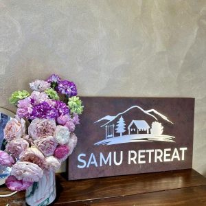 Bảng hiệu Hộp đèn sơn rỉ sét | KHADA Decor