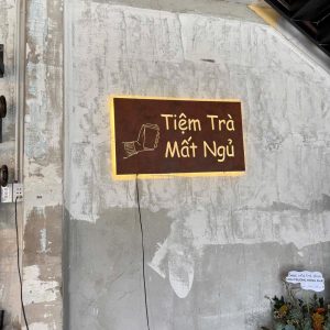 Bảng hiệu Hộp đèn sơn rỉ sét | KHADA Decor