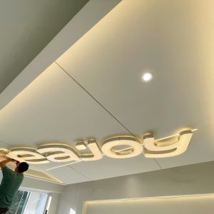 Đằng sau một bảng hiệu đẹp là sự tỉ mỉ của người thợ decor