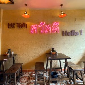 Đằng sau một bảng hiệu đẹp là sự tỉ mỉ của người thợ decor