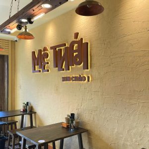 Đằng sau một bảng hiệu đẹp là sự tỉ mỉ của người thợ decor