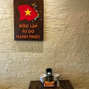Đằng sau một bảng hiệu đẹp là sự tỉ mỉ của người thợ decor