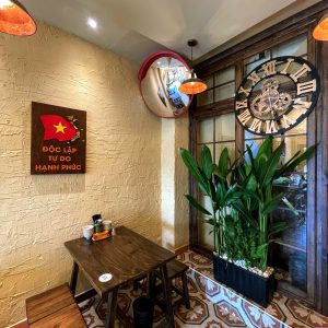 Đằng sau một bảng hiệu đẹp là sự tỉ mỉ của người thợ decor