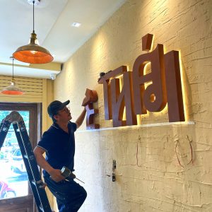 Đằng sau một bảng hiệu đẹp là sự tỉ mỉ của người thợ decor