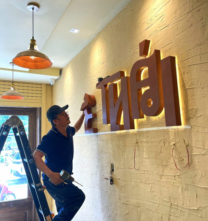 Bí Quyết Làm Bảng Hiệu Sơn Rỉ Sét Vintage Kéo Khách Hiệu Quả Cho Quán Cafe, Bar & Spa