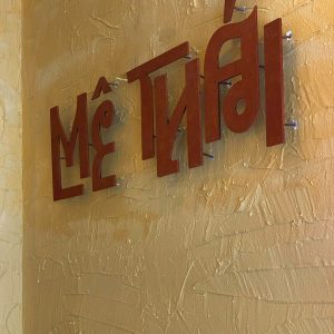 Đằng sau một bảng hiệu đẹp là sự tỉ mỉ của người thợ decor