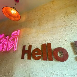 Đằng sau một bảng hiệu đẹp là sự tỉ mỉ của người thợ decor
