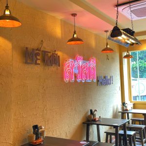 Đằng sau một bảng hiệu đẹp là sự tỉ mỉ của người thợ decor