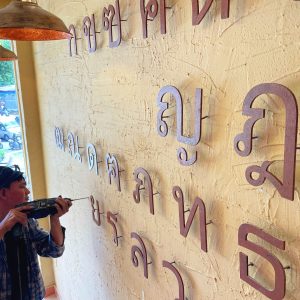 Đằng sau một bảng hiệu đẹp là sự tỉ mỉ của người thợ decor