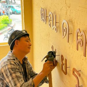Đằng sau một bảng hiệu đẹp là sự tỉ mỉ của người thợ decor