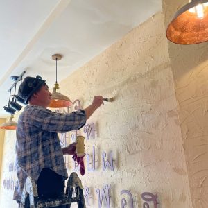 Đằng sau một bảng hiệu đẹp là sự tỉ mỉ của người thợ decor