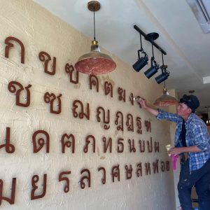 Đằng sau một bảng hiệu đẹp là sự tỉ mỉ của người thợ decor