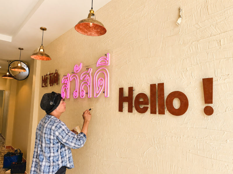 Đằng sau một bảng hiệu đẹp là sự tỉ mỉ của người thợ decor