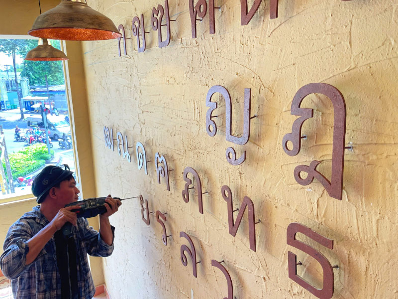 Đằng sau một bảng hiệu đẹp là sự tỉ mỉ của người thợ decor
